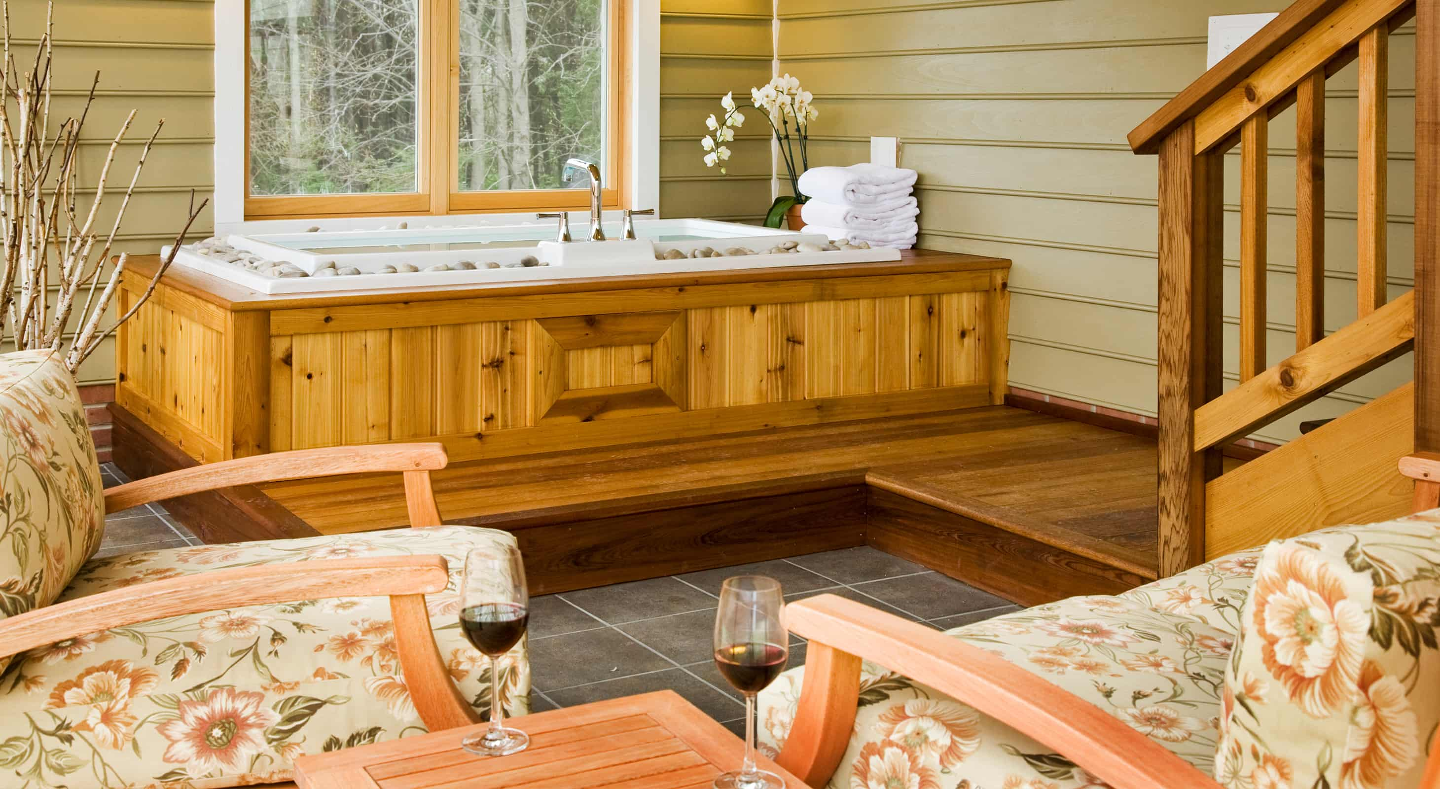 Mulberry Cottage tub and seating area with wine