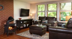 A spacious living room and dining table in Marley's Cottage at Brampton Inn