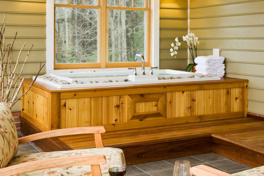 Large soaking tub in the Mulberry Cottage