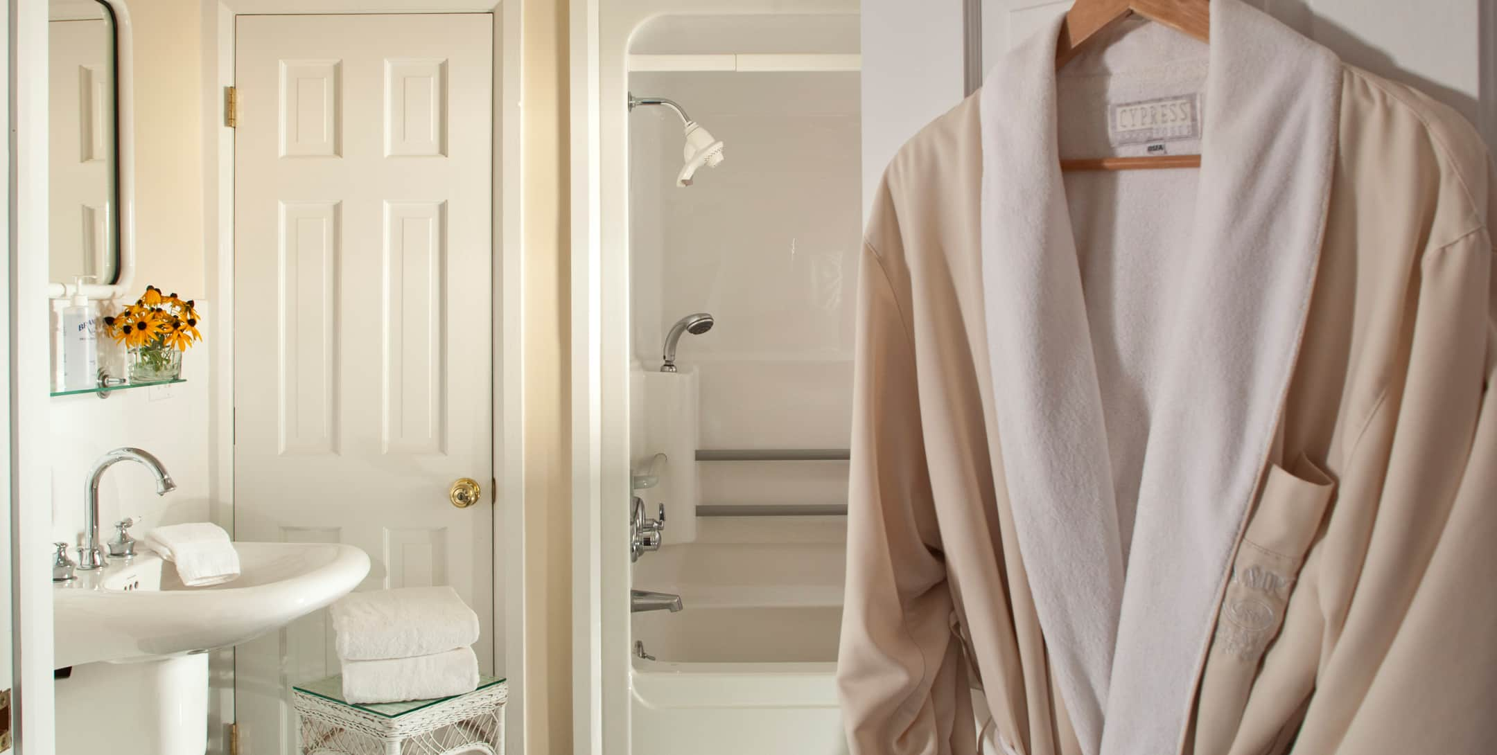 Accessible bathroom in the Russells Cottage at Brampton Inn